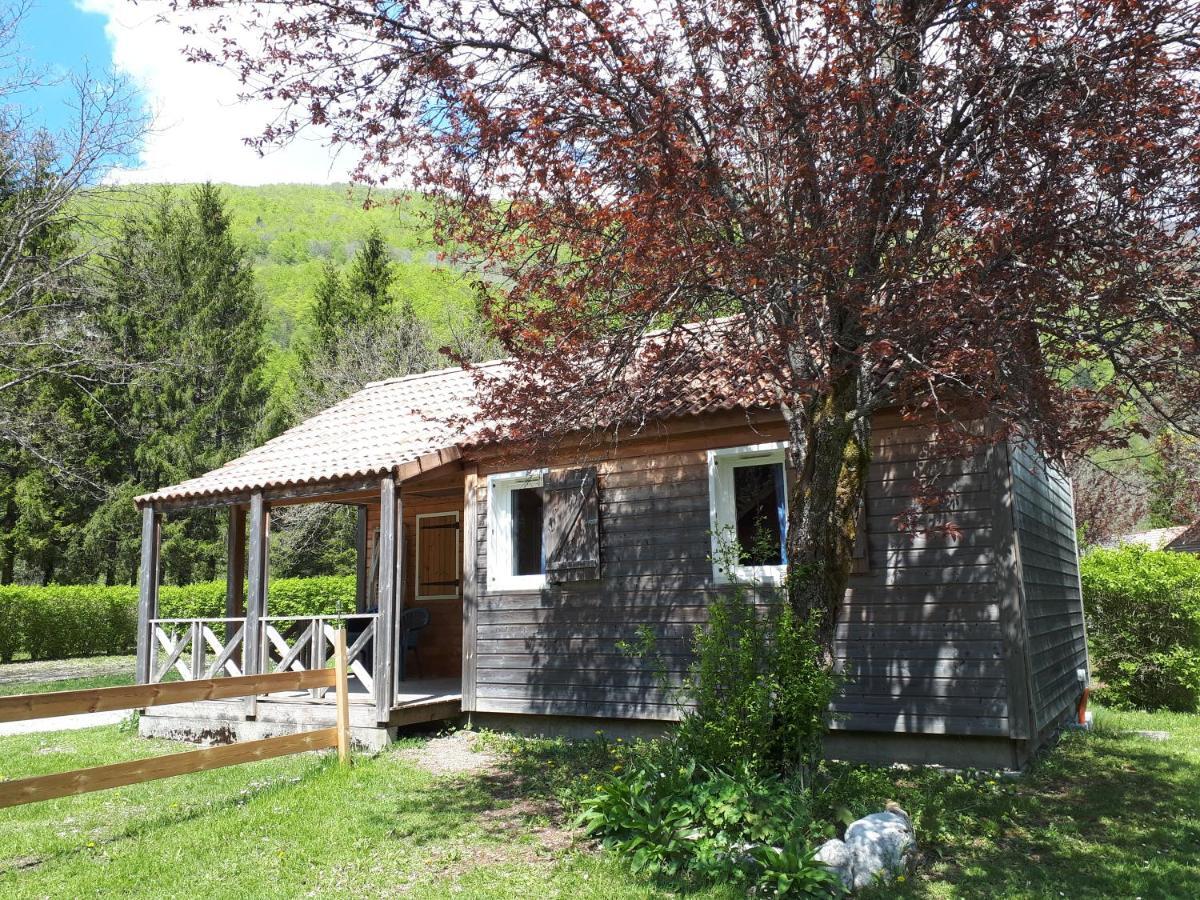 Village de chalets du camping Le Valserine Chezery-Forens Extérieur photo